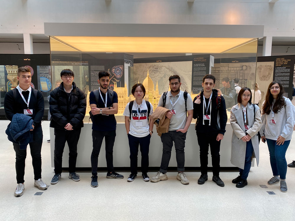 Students-visited-the-Hungarian-Parliament001