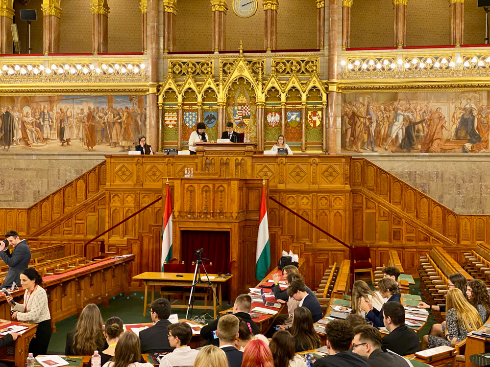 Students-visited-the-Hungarian-Parliament