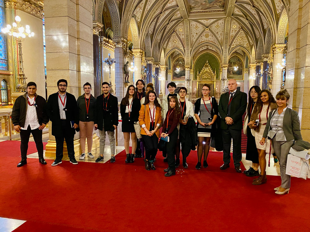 Students-visited-the-Hungarian-Parliament